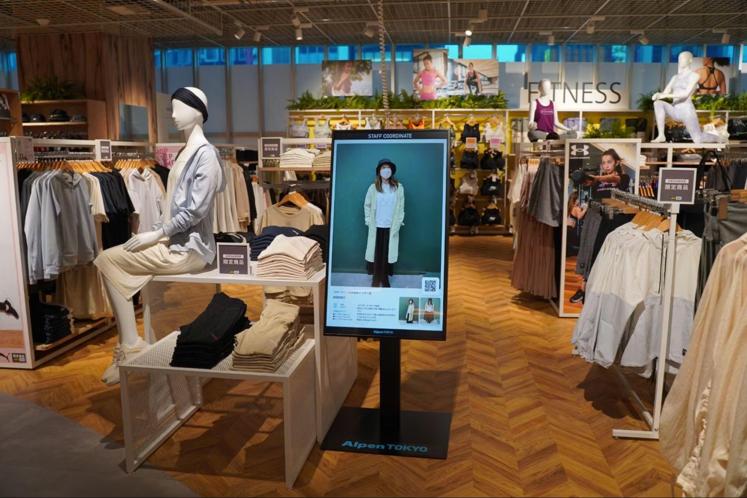 Alpen TOKYOでのSTAFF STARTサイネージ活用例