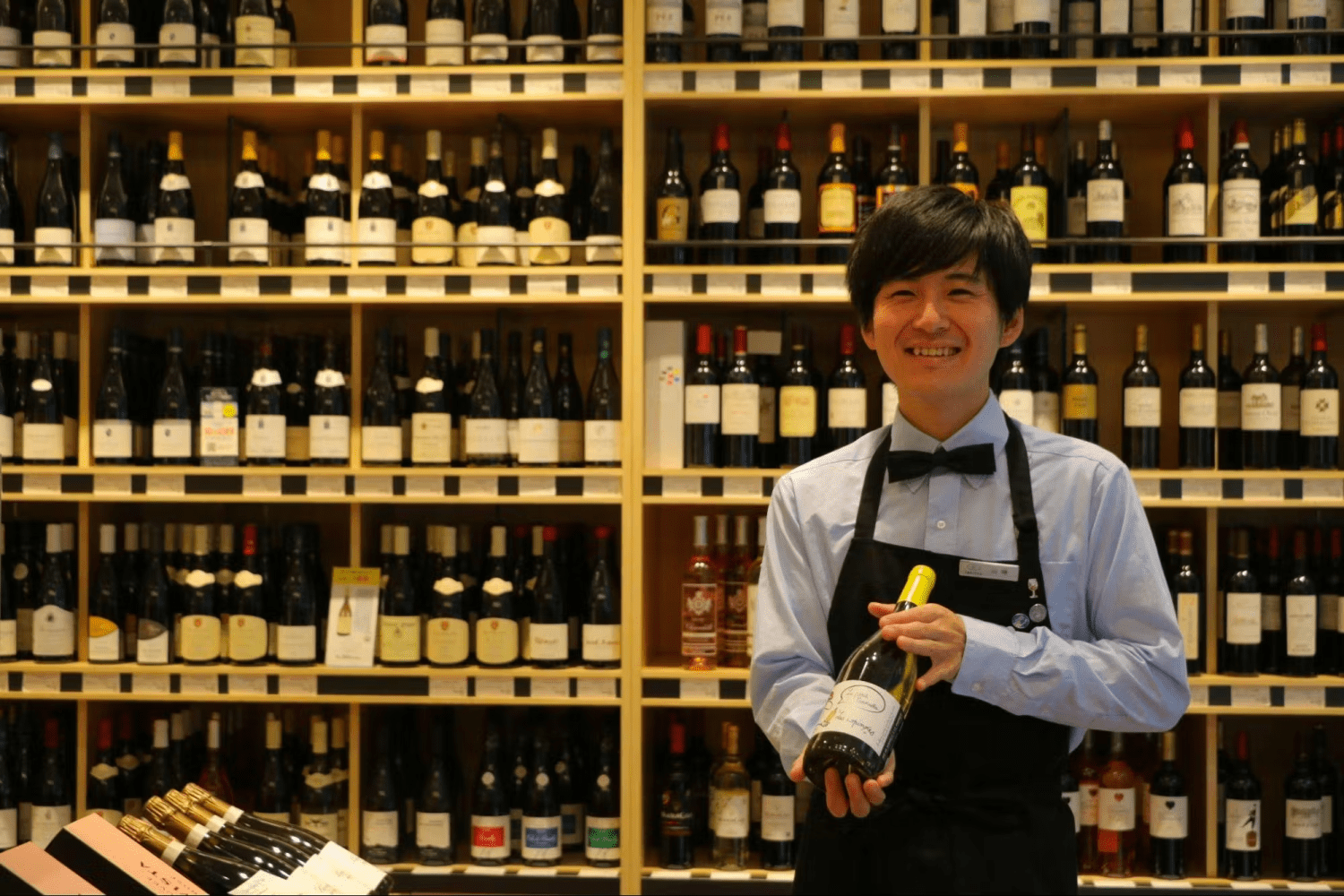 店内でワインを紹介する山崎義樹さん