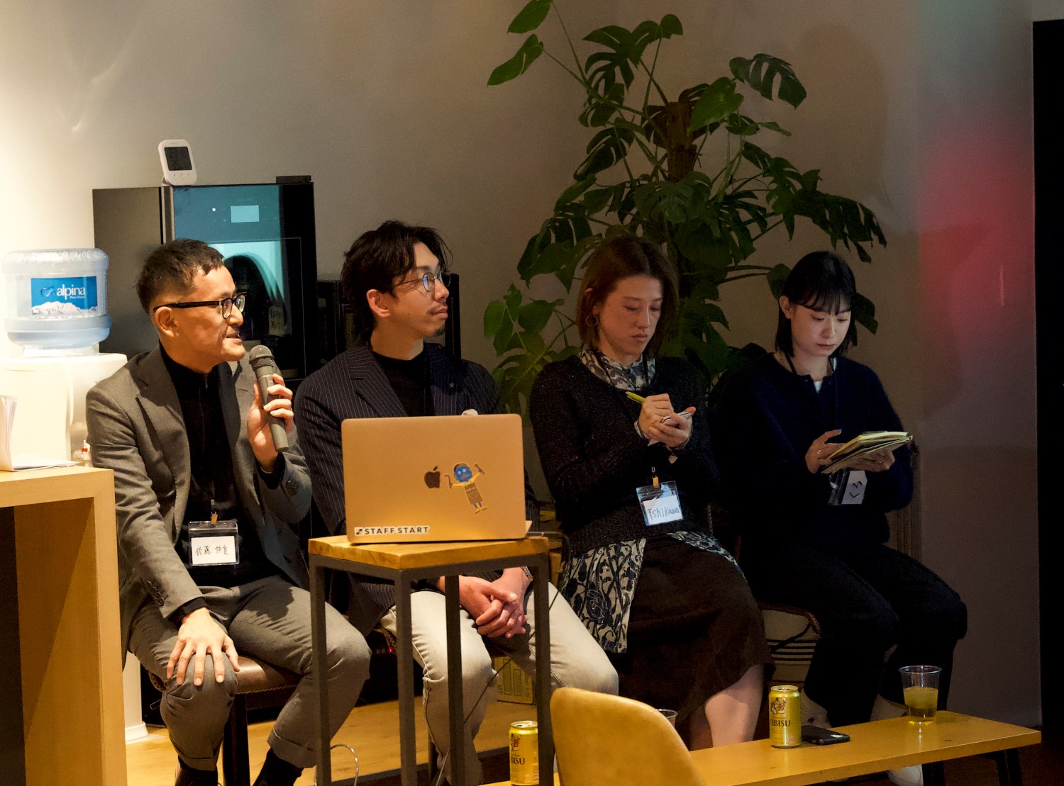 投稿に関するスキルや工夫について語る風景