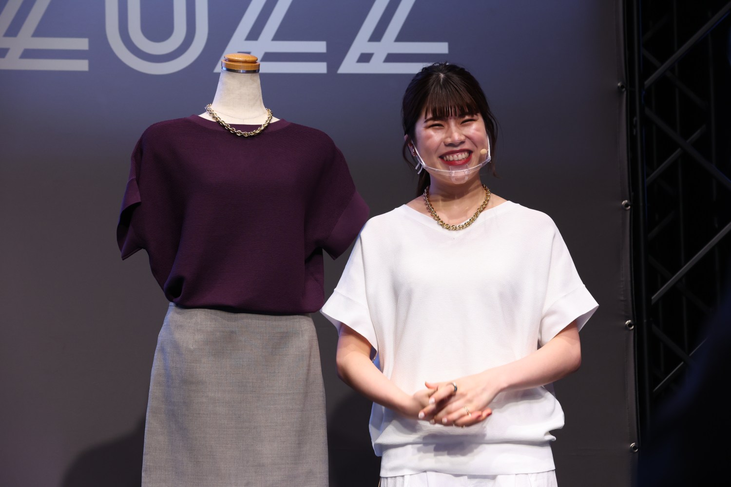 STAFF OF THE YEAR登壇時のnanaさん