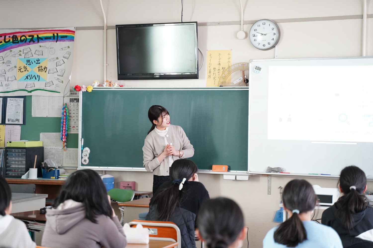 児童向けにアパレルの仕事を紹介するnanaさん